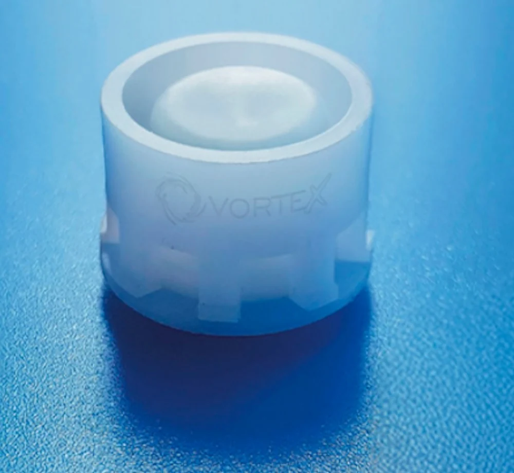 Modulador de fluxo Vortex em close, com a marca gravada na peça